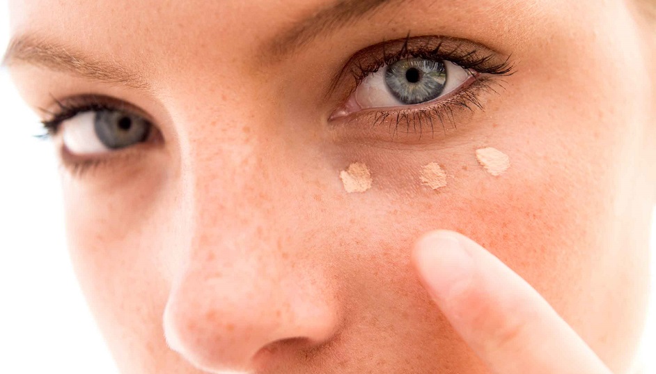 applying the concealer